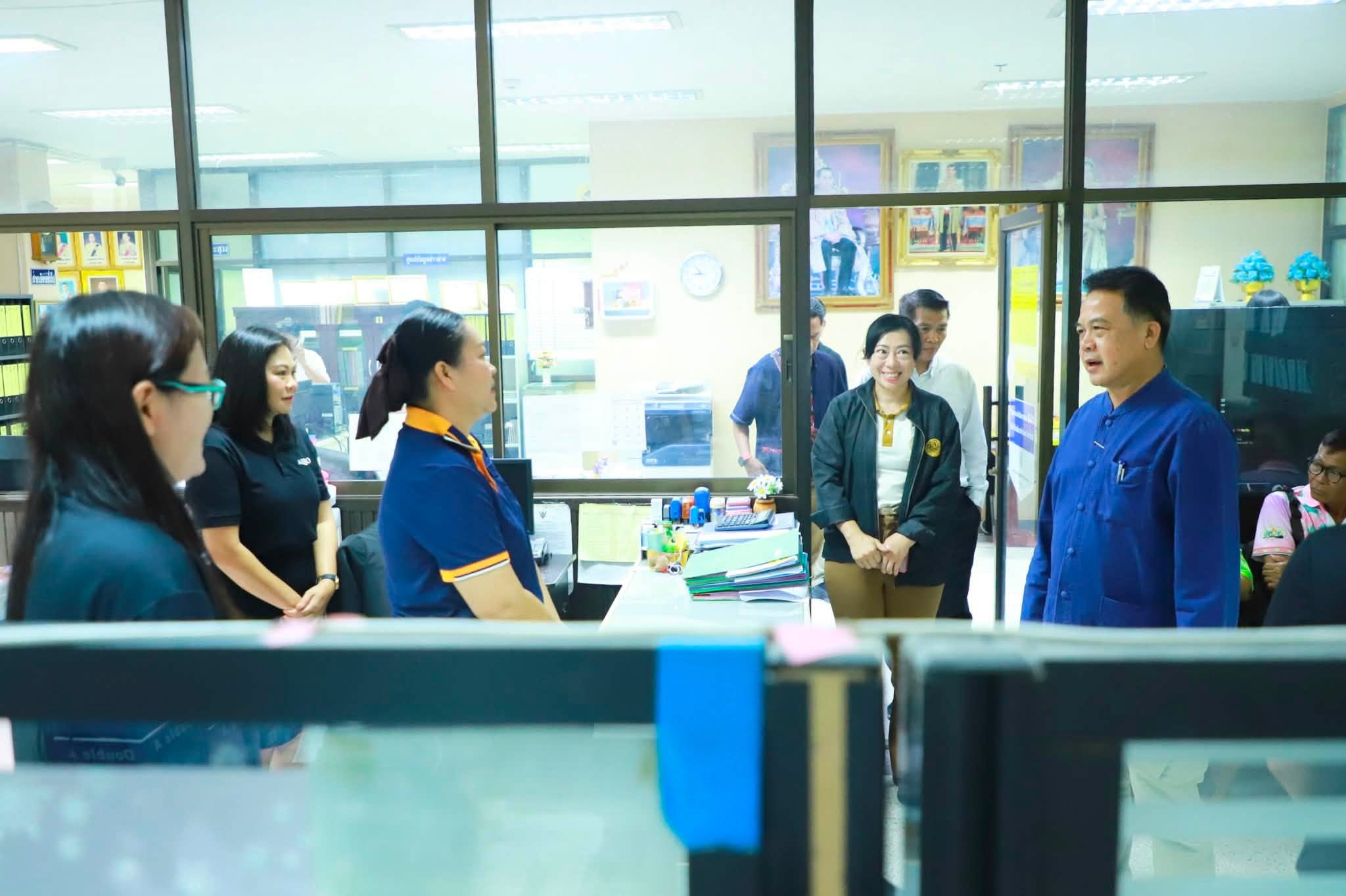 title - รองเลขาธิการ ส.ป.ก. ลงพื้นที่ตรวจเยี่ยม ส.ป.ก.มหาสารคาม พร้อมมอบโฉนดเพื่อการเกษตรให้แก่เกษตรกร